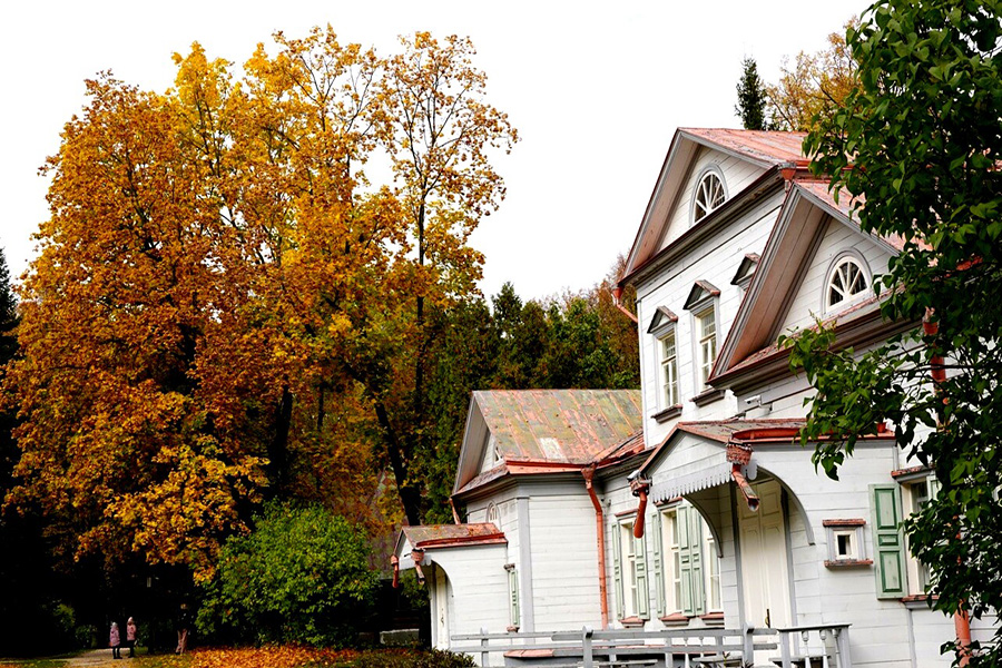 Музей-заповедник Абрамцево в Подмосковье - деревянный дом-усадьба, красивые пейзажи, история